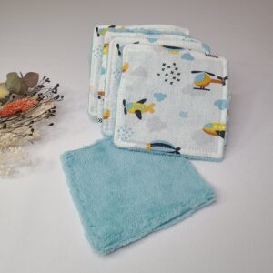 lot de 5 lingettes en coton imprimé avec des avions et des hélicoptères . Tissu éponge bambou bleu ciel.