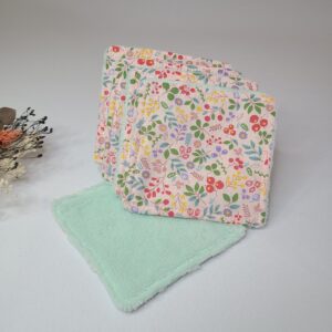 lot de 5 lingettes en coton imprimé avec des petites fleurs aux couleurs douces . Tissu éponge bambou vert d'eau