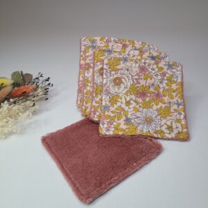 lot de 5 lingettes coton imprimé avec des fleurs couleurs vieux rose et éponge bambou vieux rose poudré