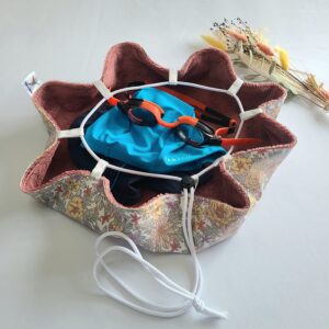 pieds au sec réalisé avec un tissu coton enduit avec des motifs de fleurs dans les teintes vieux rose. Intérieur en éponge bambou uni vieux rose poudré