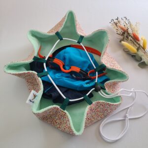 pieds au sec réalisé avec un tissu coton enduit avec des motifs des petites fleurs. Intérieur en éponge bambou uni vert d'eau