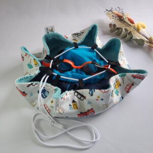 pieds au sec réalisé avec un tissu coton enduit avec des motifs "Véhicule" dans des teinte bleu,rouge et jaune. Intérieur en éponge bambou uni bleu ciel.