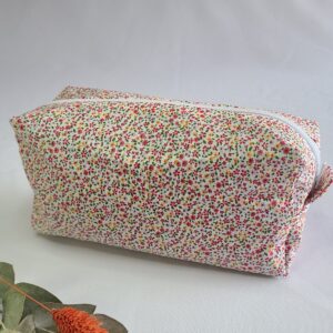 trousse de toilette en tissu coton enduit avec des motif de petites fleurs colorées