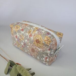 trousse de toilette en tissu coton enduit avec des motif de petites fleurs colorées