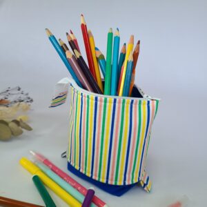 Trousse pot enfant rétractable. Motif à rayures bleues,roses,vertes et jaunes sur la parti supérieure et uni bleu electrique sur la partie inferieure