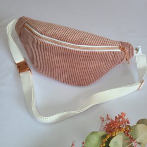 Sac banane femme en velours côtelé rose sangle blanche et doublure fleurie rose et noir. fermeture éclaire et clic de vérouillage en metal rose cuivré