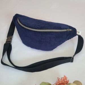 Sac banane en velours côtelé bleu marine sangle noir et doublurenoire. fermeture éclair et clic de verrouillage en noir.