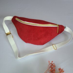 Sac banane femme en velours côtelé rouge sangle blanche et doublure cerise. fermeture éclaire et clic de vérouillage en métal doré