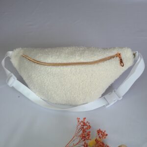 Sac banane tissu sherpa blanc imitation mouton. Doublure blanche. fermeture éclair métalisée rose cuivré et clic de verrouillage et sangle blanc